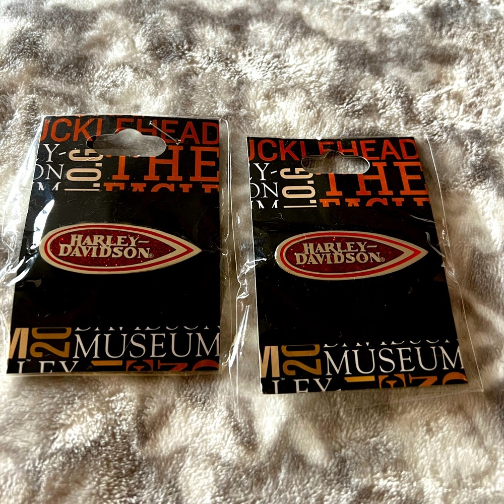 H/D red tank emblem pin